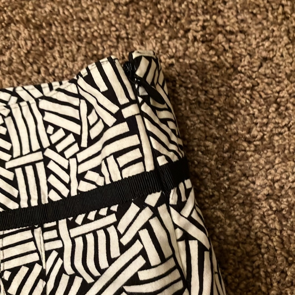 LOFT. BLACK AND WHITE SKIRT. SIZE 8. VERY NICE LIGHTWEIGHT FABRIC. NWT - Picture 3 of 6